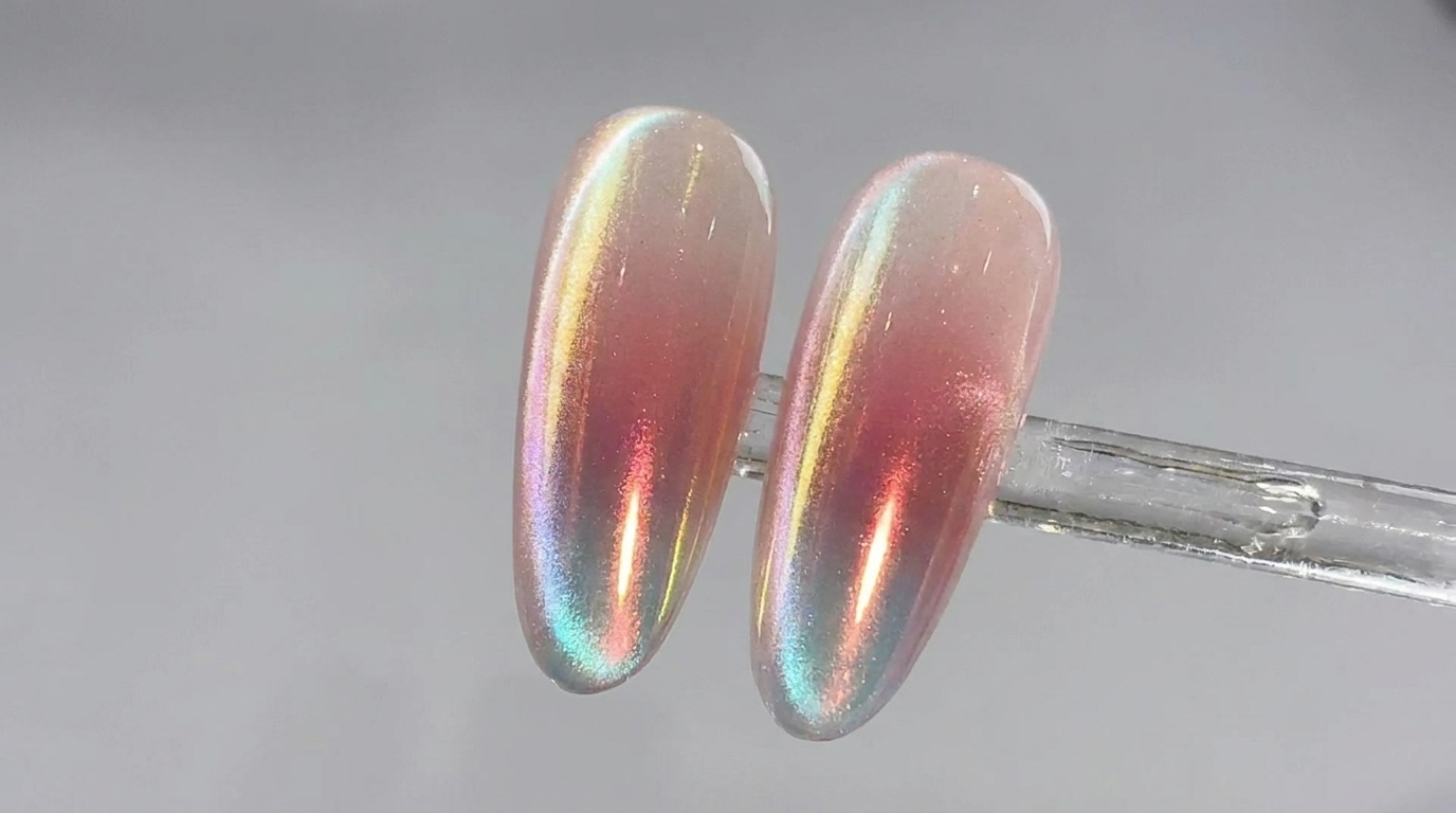 Leicht transparente, rosafarbene Gradient-Nägel mit einem scharfen Cat-Eye-Lichtreflex und mehrfarbigem, irisierendem Aurora-Schimmer.