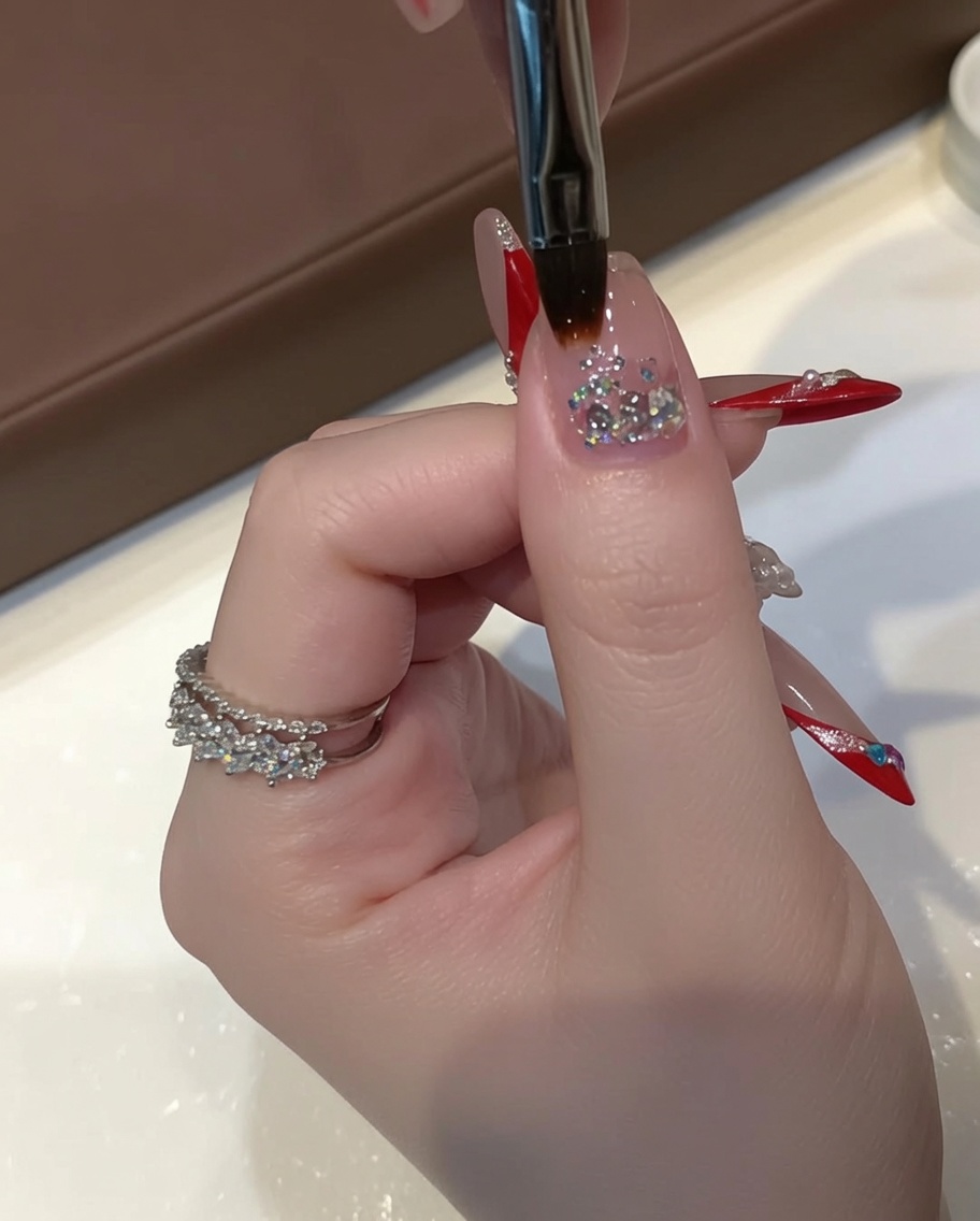 Ein Detailpinsel zieht das grobe Pailletten-Gel sanft über die Mitte des Nagels nach unten, um einen fließenden Übergang zu schaffen.