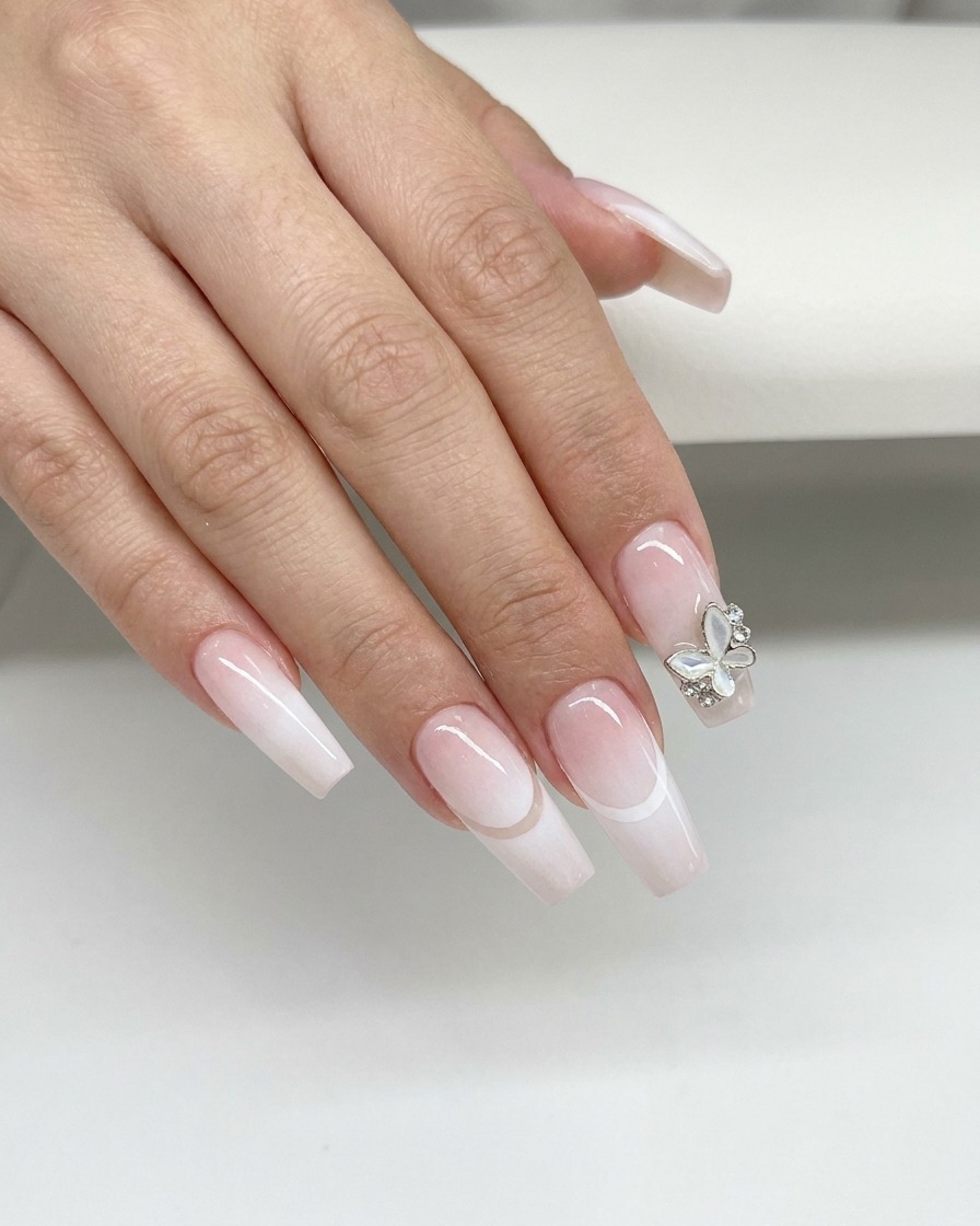 Ein blaues Silikon-Make-up-Werkzeug wischt entlang der geschwungenen Smile-Line eines Nagels, um überschüssiges weißes Gel zu entfernen.