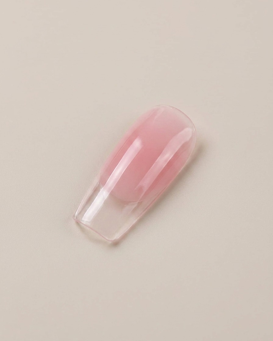 Nahaufnahme einer glänzenden, transluzenten rosa künstlichen Nagel-Display-Spitze.