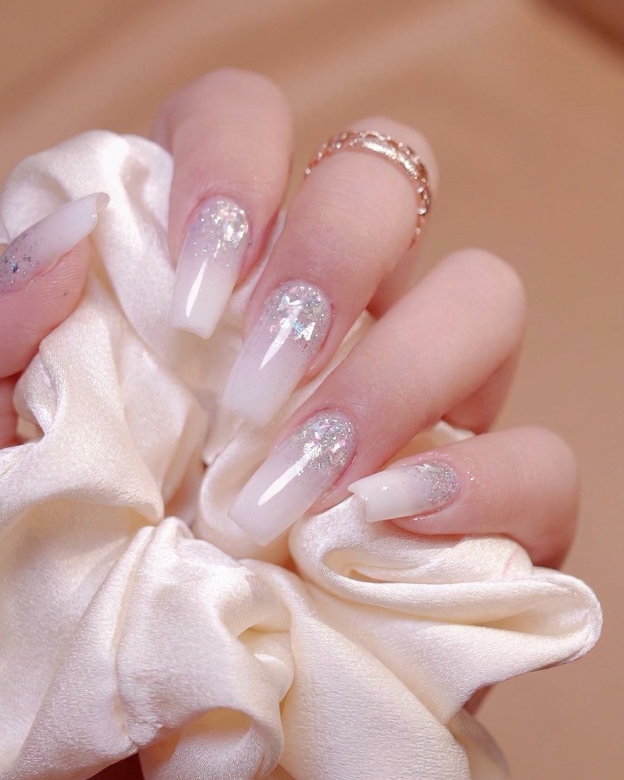 Detailliertes Feilen um die Nagelränder herum, um einen glatten und natürlichen Nagelbogen zu erzeugen.