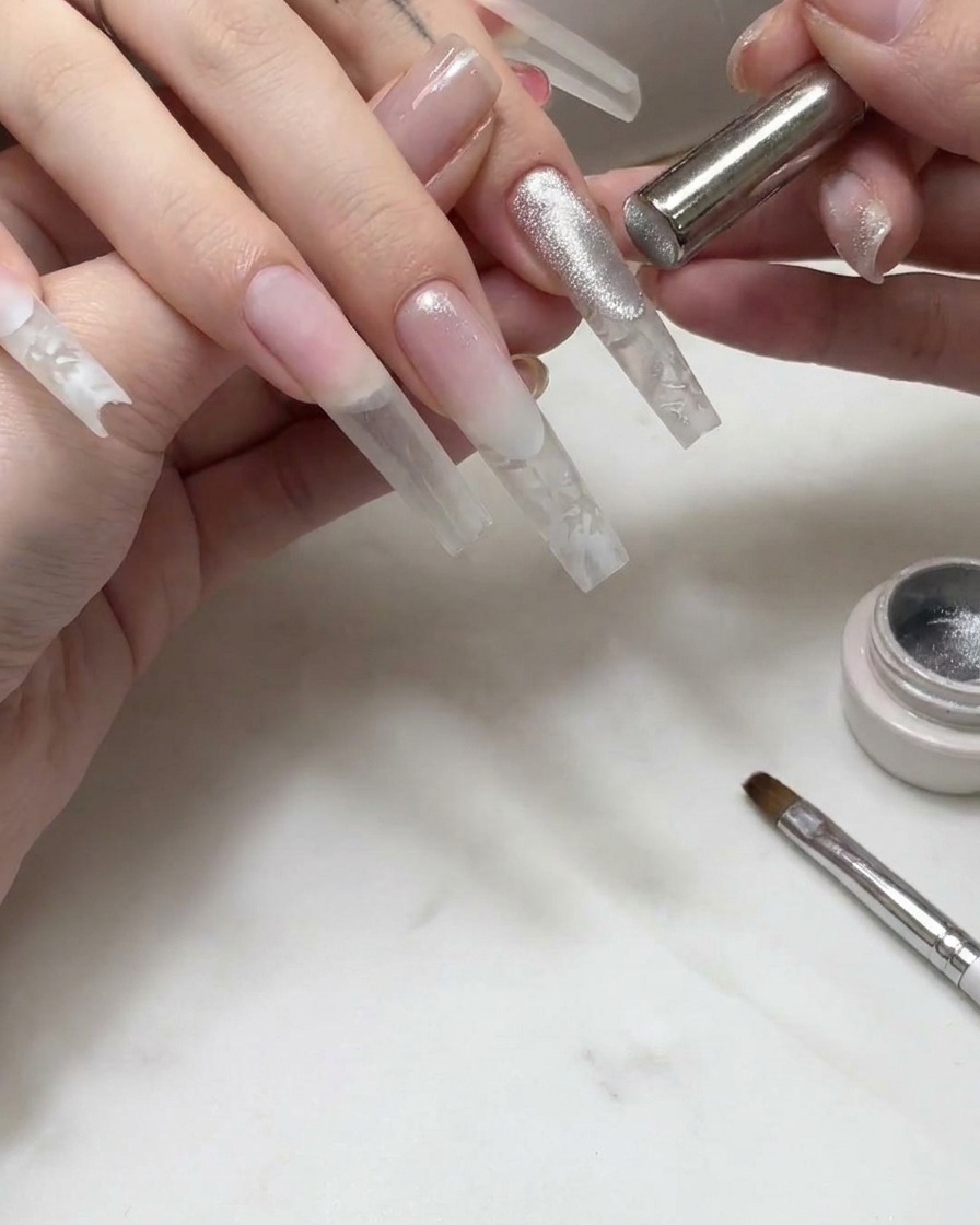 Ein zylindrischer Magnet schwebt über einem Cat-Eye-Gel-Tip, um einen konzentrierten hellen Lichtstreifen zu erzeugen.