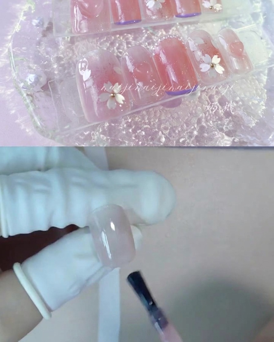 Ein Pinsel trägt pfirsichfarbenes Nude-Gel auf einen Daumennagel auf.