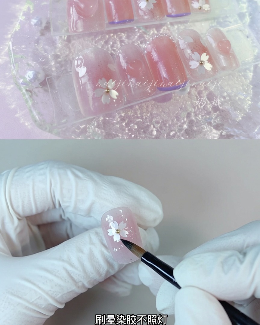 Ein Pinsel trägt klares Blooming-Gel auf eine Nageloberfläche auf, ohne es auszuhärten.