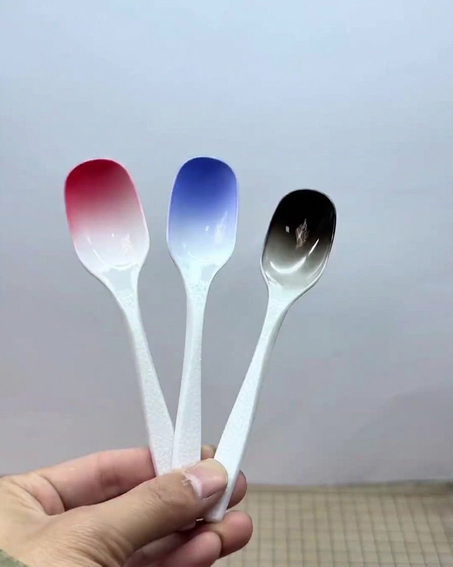 Nahaufnahme eines Papiers mit ungleichmäßig gesprühter roter Farbe, die fleckige Stellen und chaotische Linien aufweist.