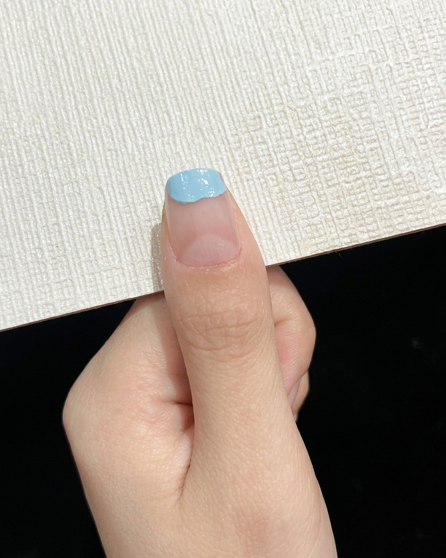 Ein Schwamm mit grünem Pigment verblendet einen Verlaufeffekt auf einer Oberfläche.