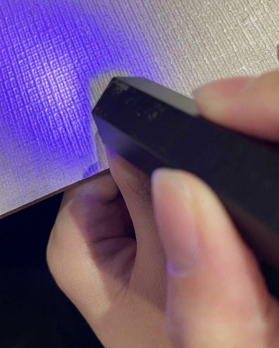 Auftragen einer Schicht reflektierendem Cat-Eye-Glitter-Gellack über den Gradient-Nagel.
