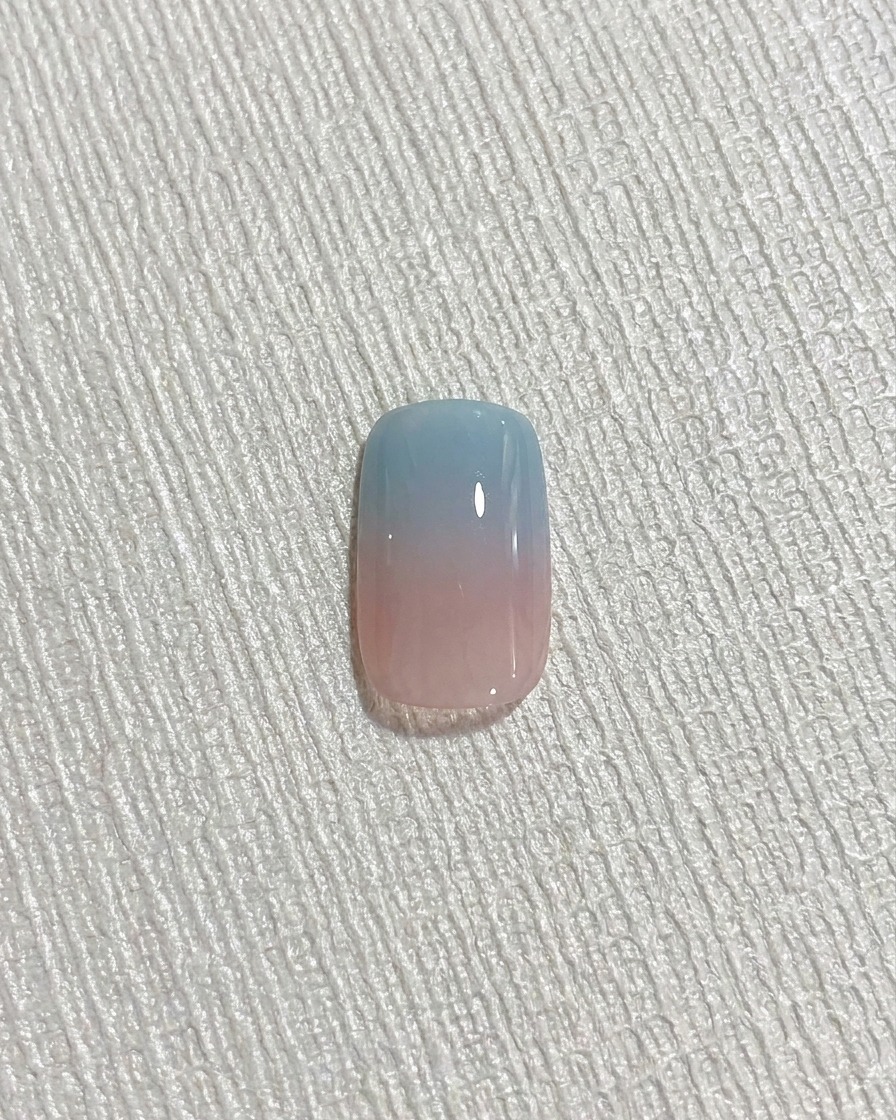 Ein Magnetstab wird nahe an die Nageloberfläche gehalten, um den Cat-Eye-Schimmer zu aktivieren.