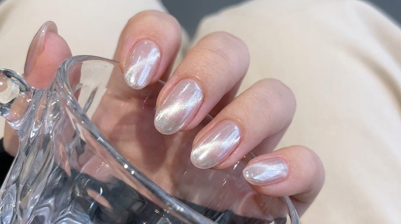 Hailey Bieber Pearl Chrome Aurora Glass Cat-Eye Nägel — Schritt-für-Schritt-Anleitung