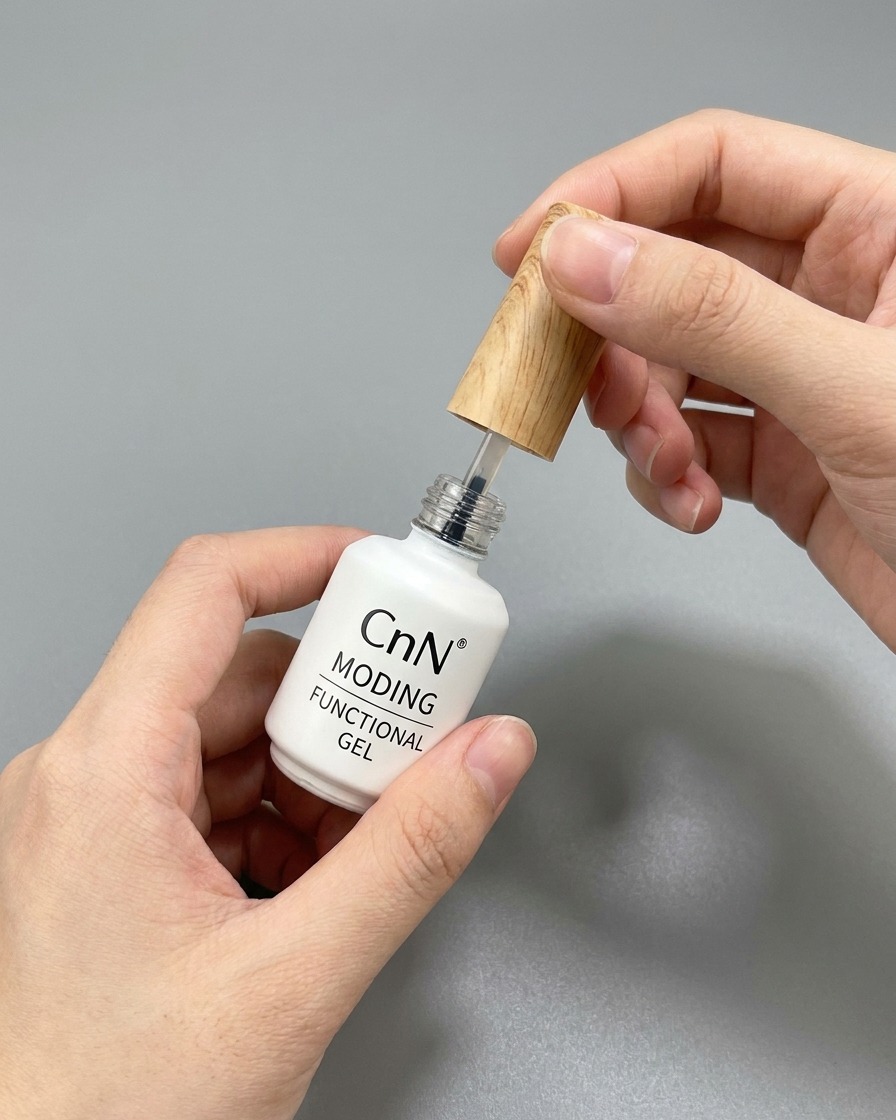 Eine Flasche funktioneller Top-Coat-Gel mit herausgezogenem Pinsel.