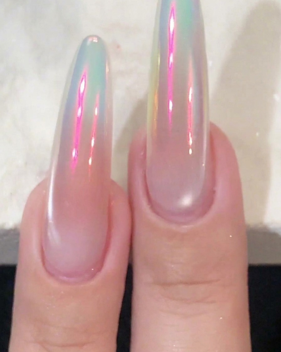 Nahaufnahme von Nägeln, bei denen weißes Gel-Polish speziell auf die Spitzen aufgetragen wurde.