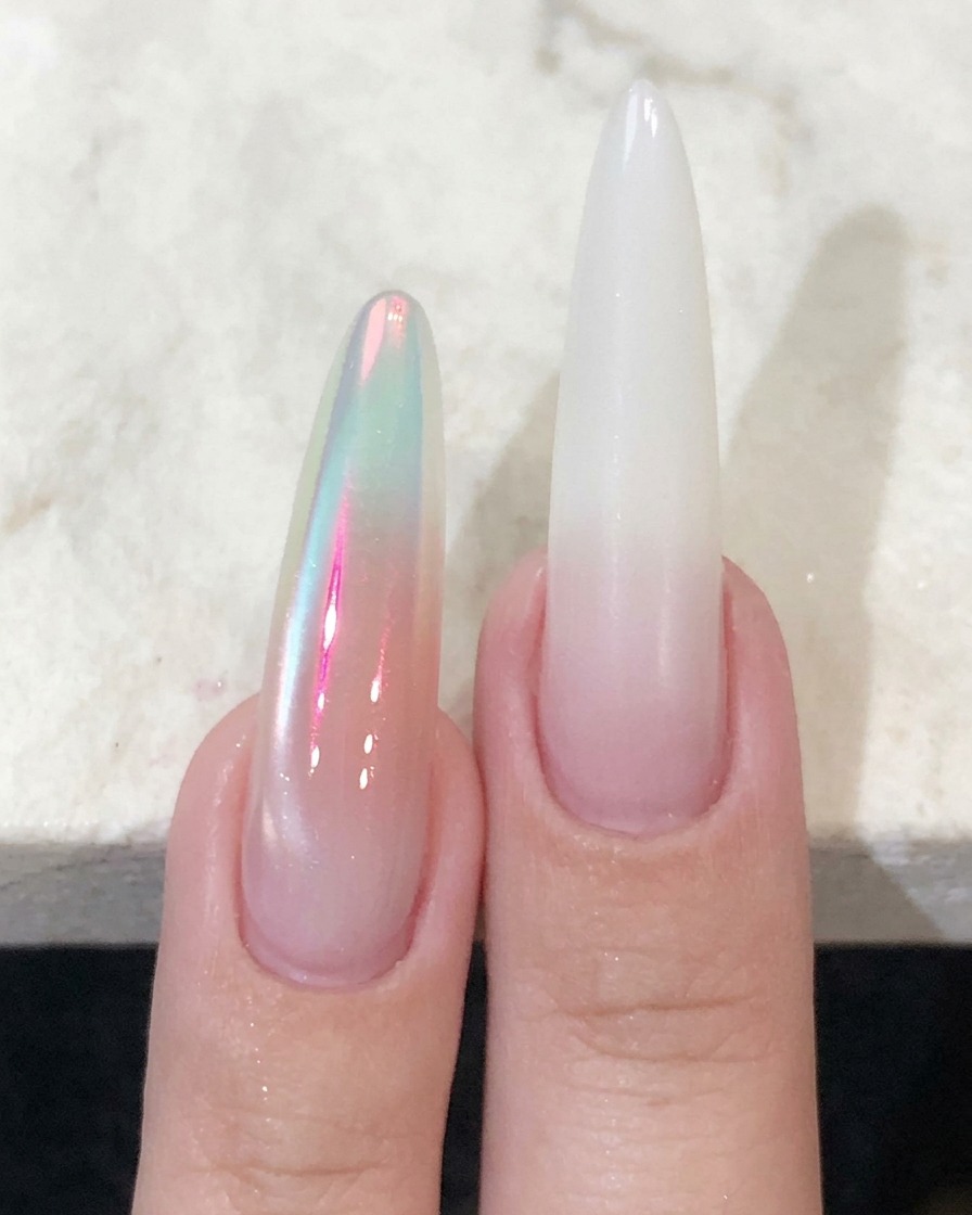Ein spitzer Pinsel trägt pinkes Blush-Gel direkt auf die Nagelmitte auf.