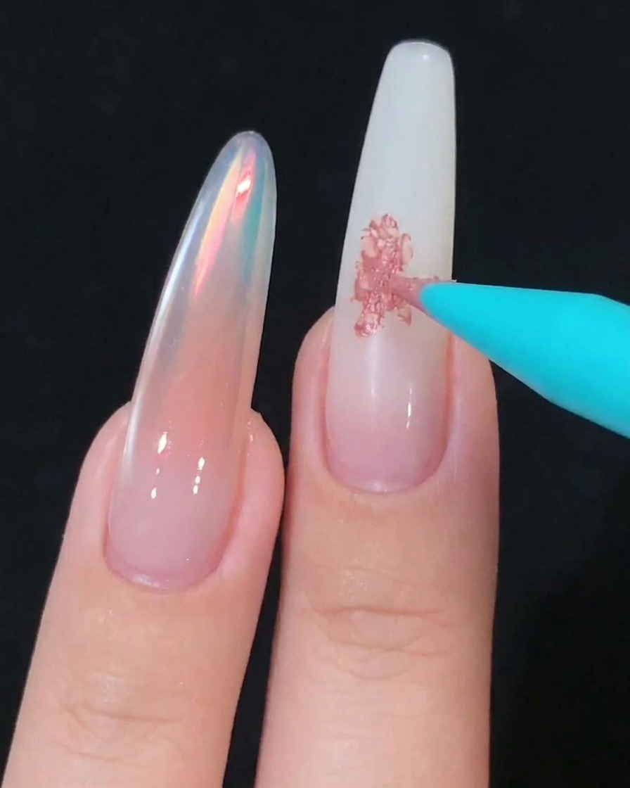 Ein Make-up-Schwämmchen verblendet pinkes Gel sanft auf der Nageloberfläche.