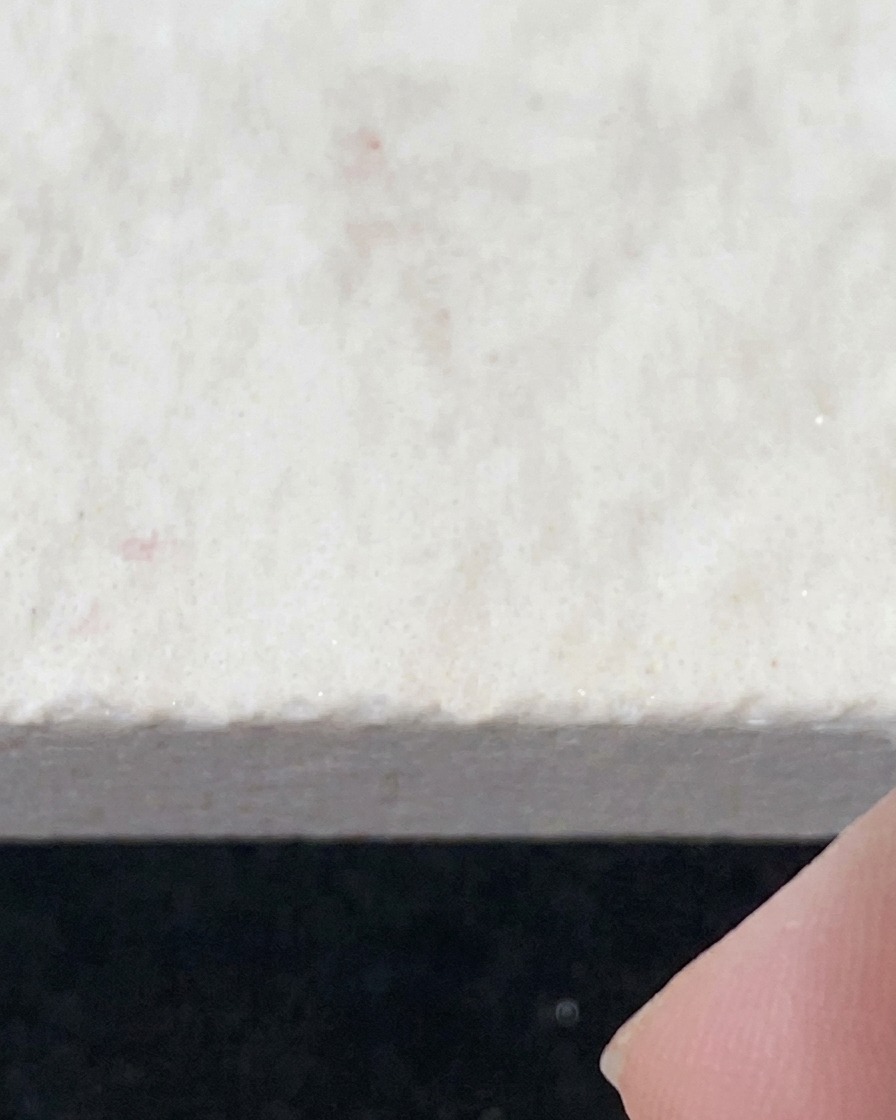 Ein Pinsel trägt klaren Water-Gloss-Top-Coat auf eine vorbereitete Nageloberfläche auf.
