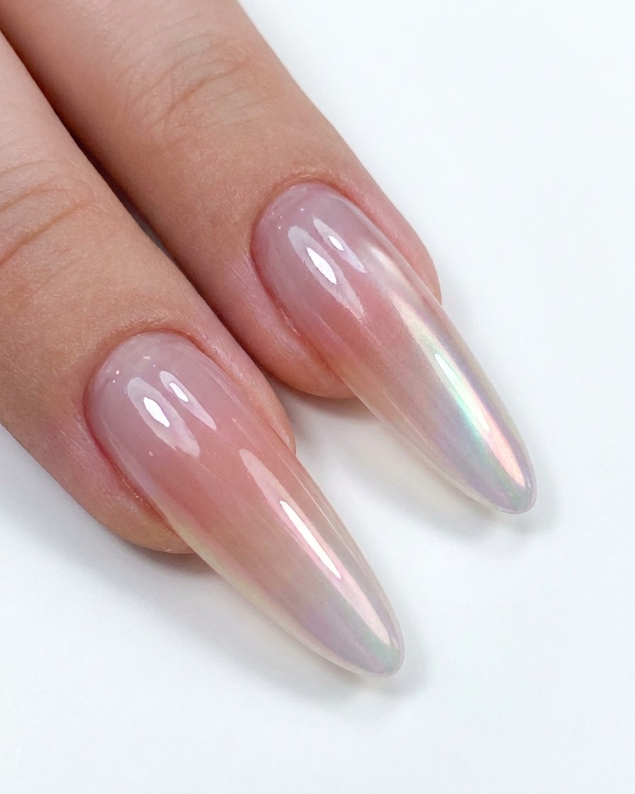 Finger härten unter einer lila UV/LED-Nagellampe aus.