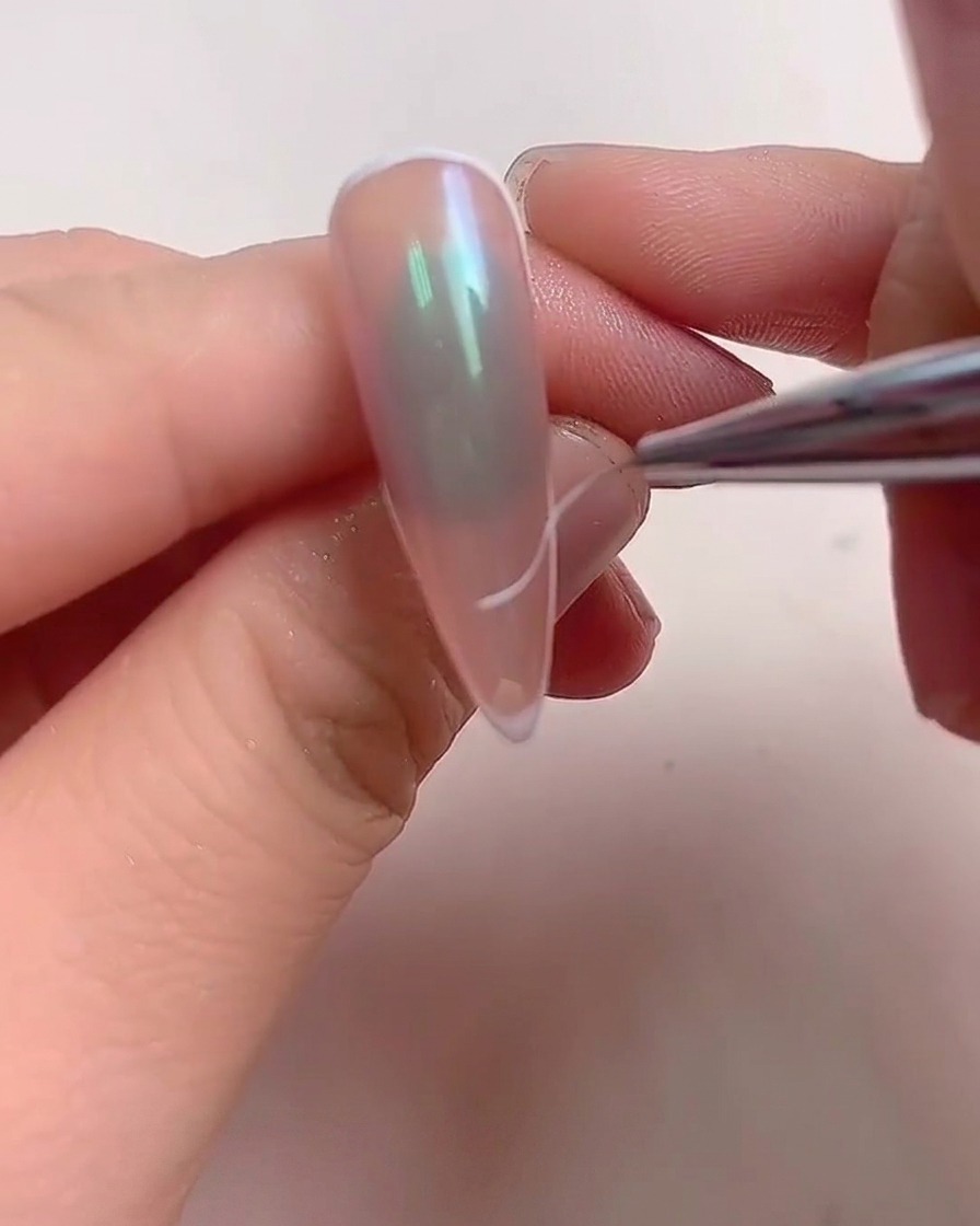 Eine Hand liegt in einer professionellen UV/LED-Nagellampe, deren violettes Licht die Finger beleuchtet.