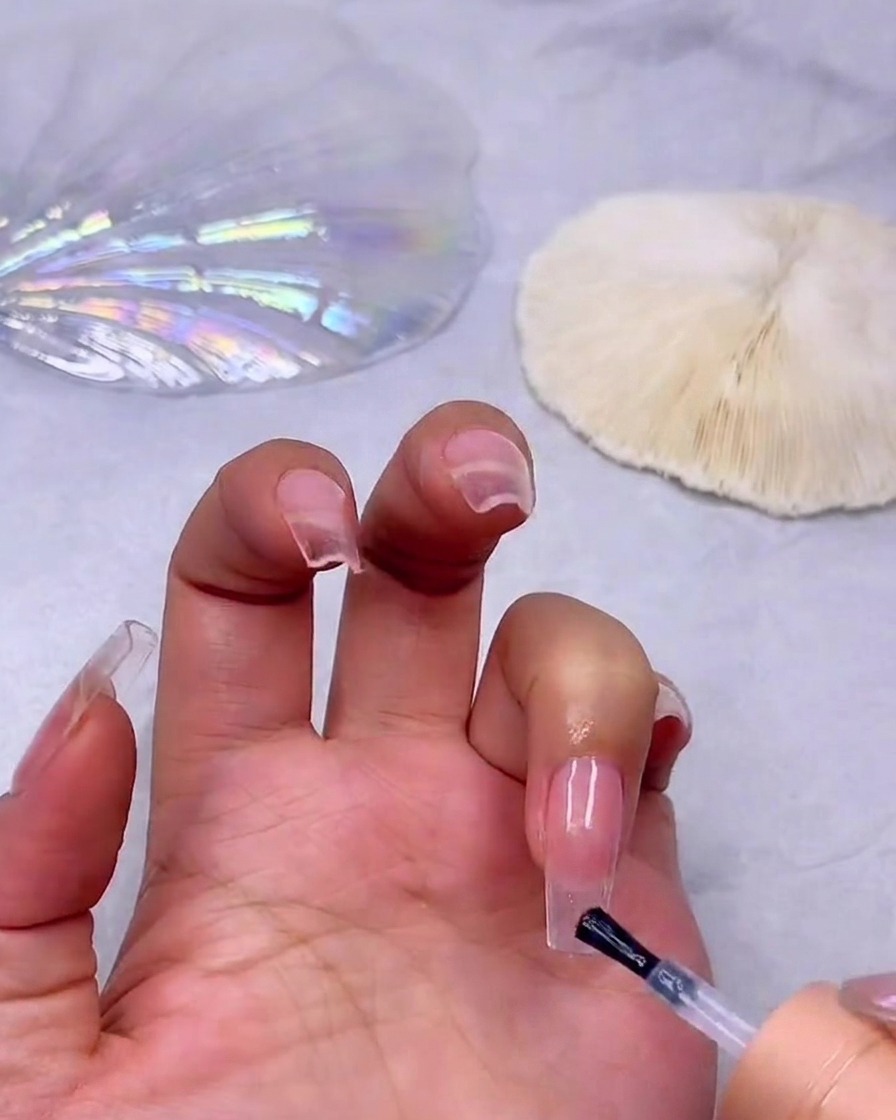 Hinzufügen einer zweiten Schicht aus milchweißem Gel auf die Nagelspitze, um die Intensität des Verlaufs zu verstärken.