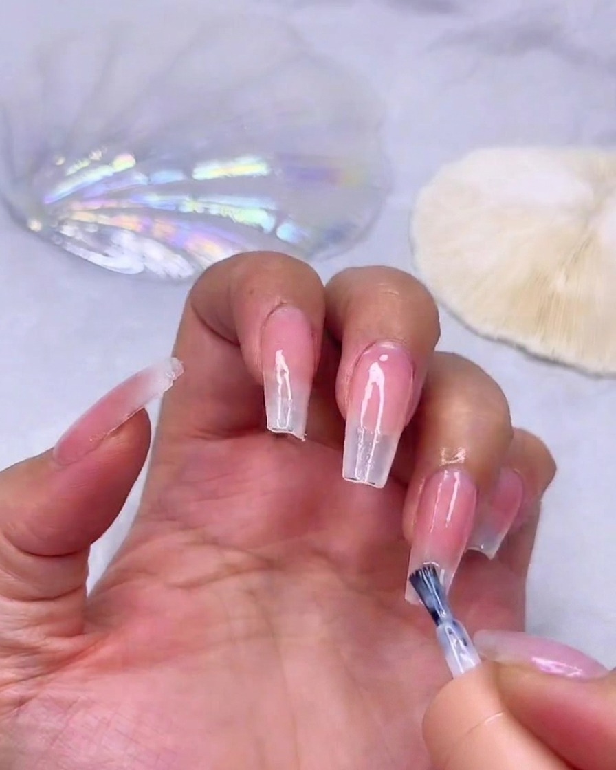 Auftragen einer dritten Schicht milchig-weißen Gels genau auf die Nagelspitze für maximale Deckkraft.