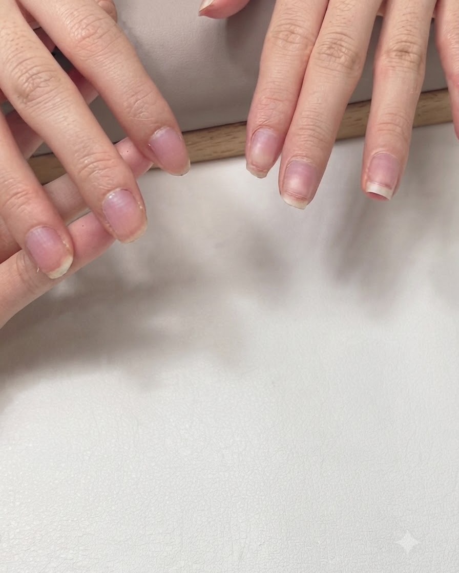 Ein Set natürlicher, kurzer Fingernägel mit ordentlich befestigten klaren Verlängerungsschablonen zur Nagelverlängerung.