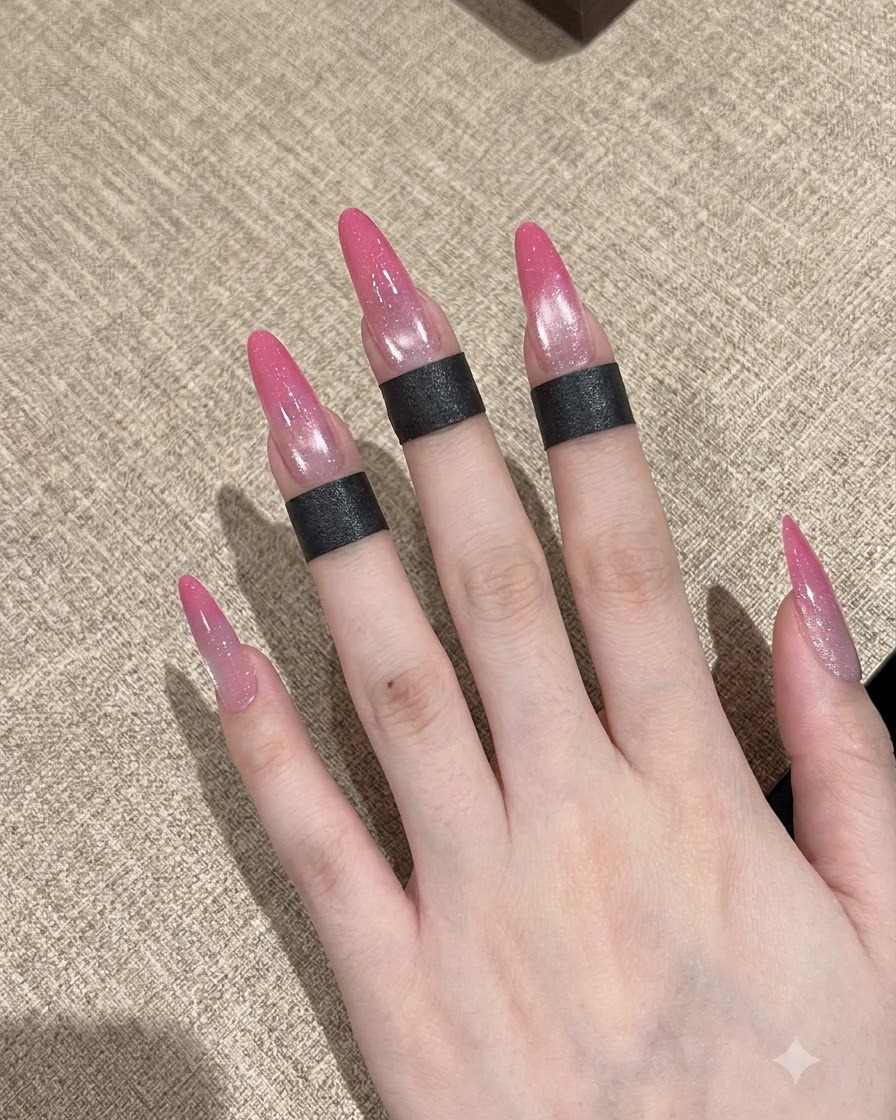 Ein Nagelpinsel trägt eine Schicht klaren Unterlack auf einen vorbereiteten Fingernagel auf.