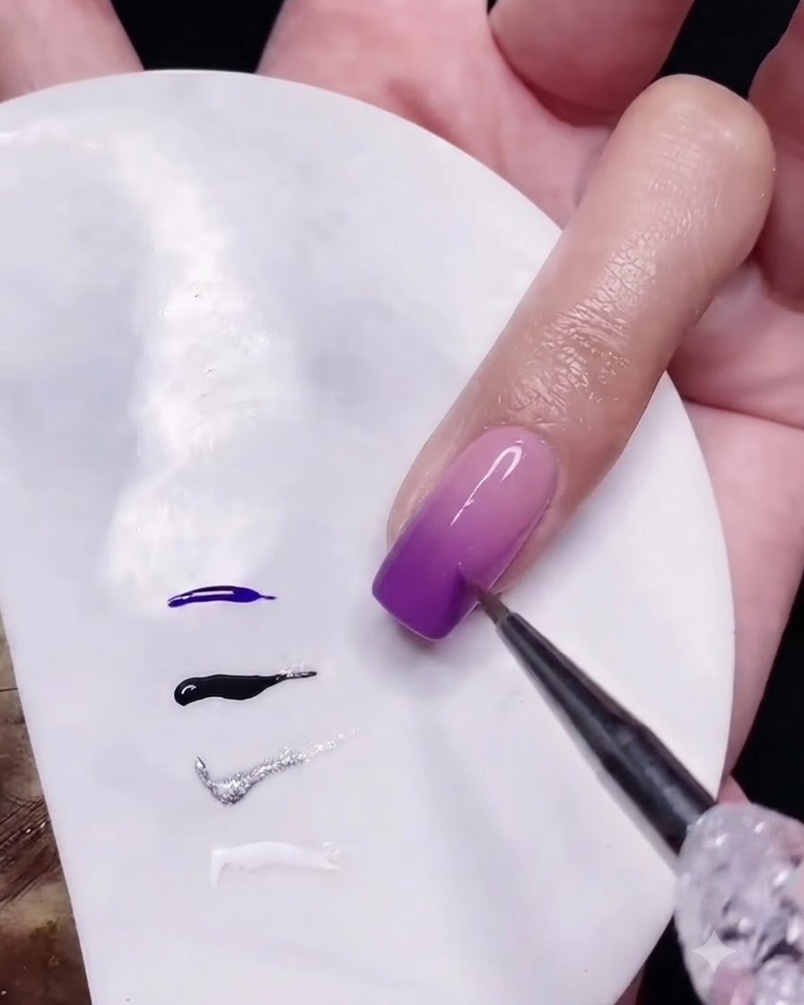 Ein Fine-Liner-Pinsel fügt horizontale, sich kreuzende weiße Linien hinzu, um ein gewebtes Tweed-Muster auf dem Nagel zu formen.