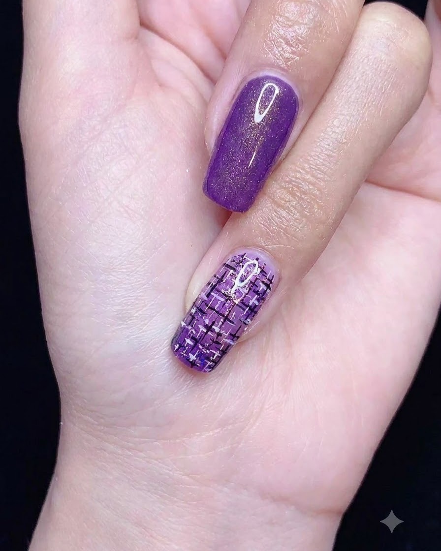 Ein Detailwerkzeug platziert kleine weiße Perlen nahe der Basis eines fertigen Tweed-Nail-Art-Designs.