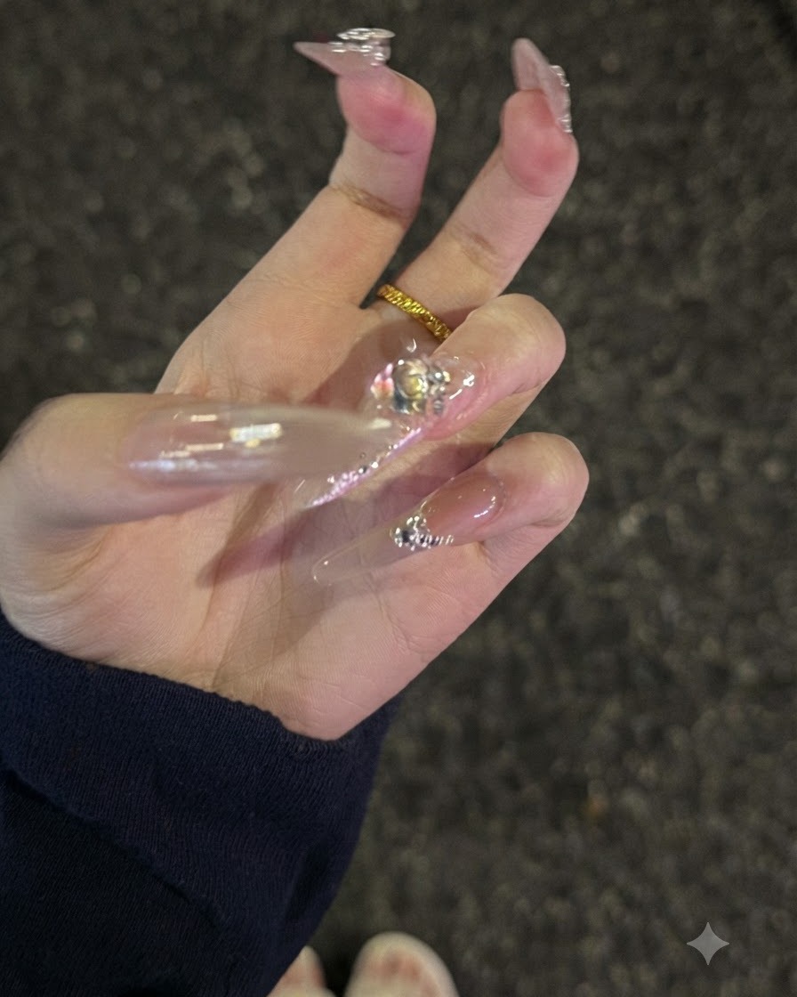 Finger in einer quadratischen Konfiguration angeordnet, um einheitliche Länge und 3D-Kristallcharms zu betonen.
