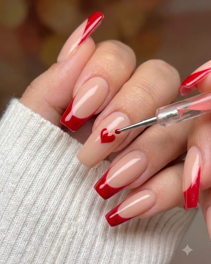 Ein feiner Nail-Art-Pinsel füllt abwechselnde Abschnitte eines Rasters mit weißem Lack aus.