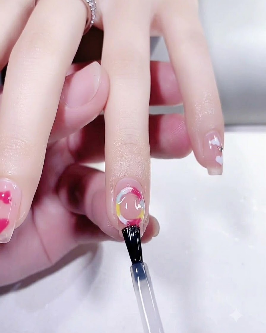 Eine Hand wird in einer UV/LED-Nagellampe platziert, um den finalen Überlack einer Maniküre auszuhärten.
