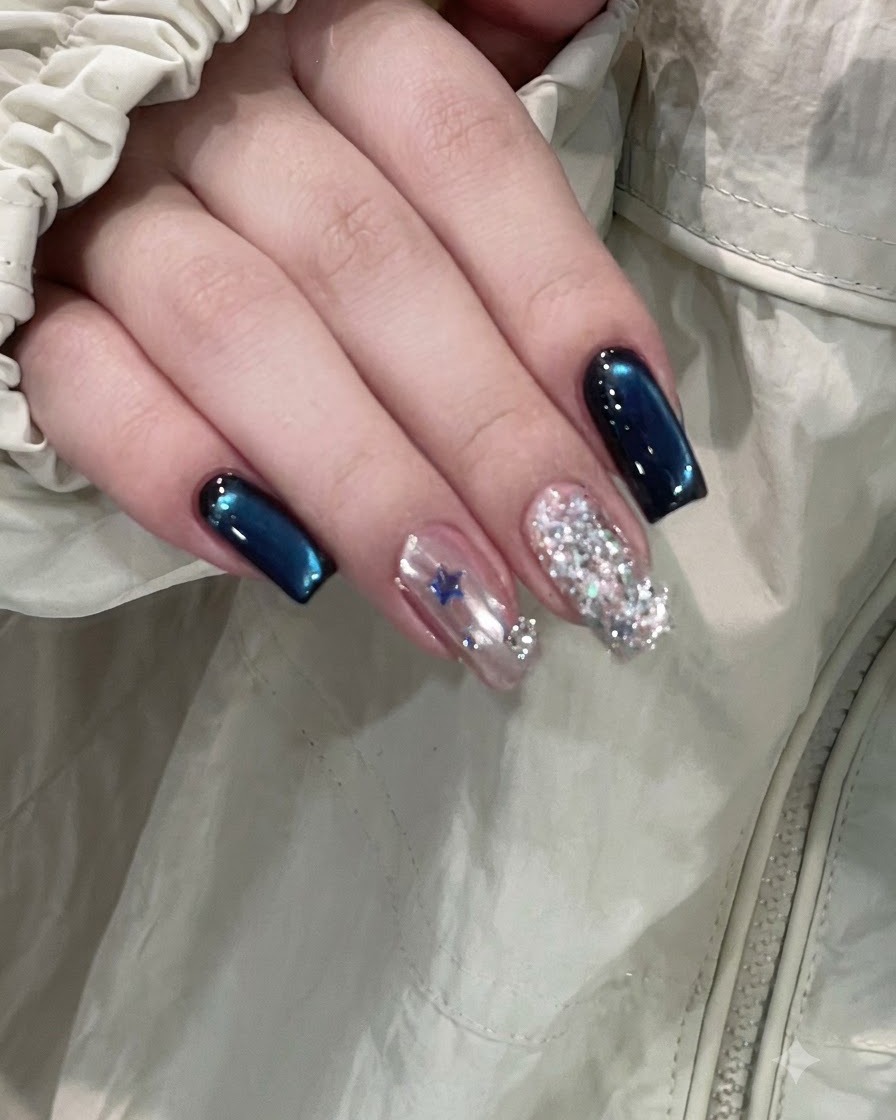 Nahaufnahme einer Hand, die vor dem Aushärten Top Coat auf den verzierten Mittelfingernagel aufträgt.