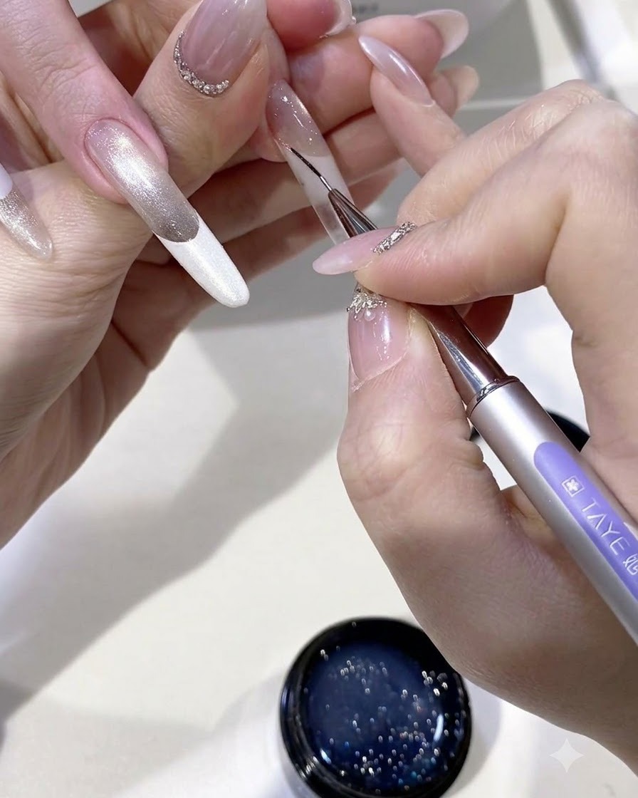 Ein feiner Liner-Pinsel zeichnet detaillierte Tassel-Linien mit nicht ausgehärtetem Gel auf die Nageloberfläche.