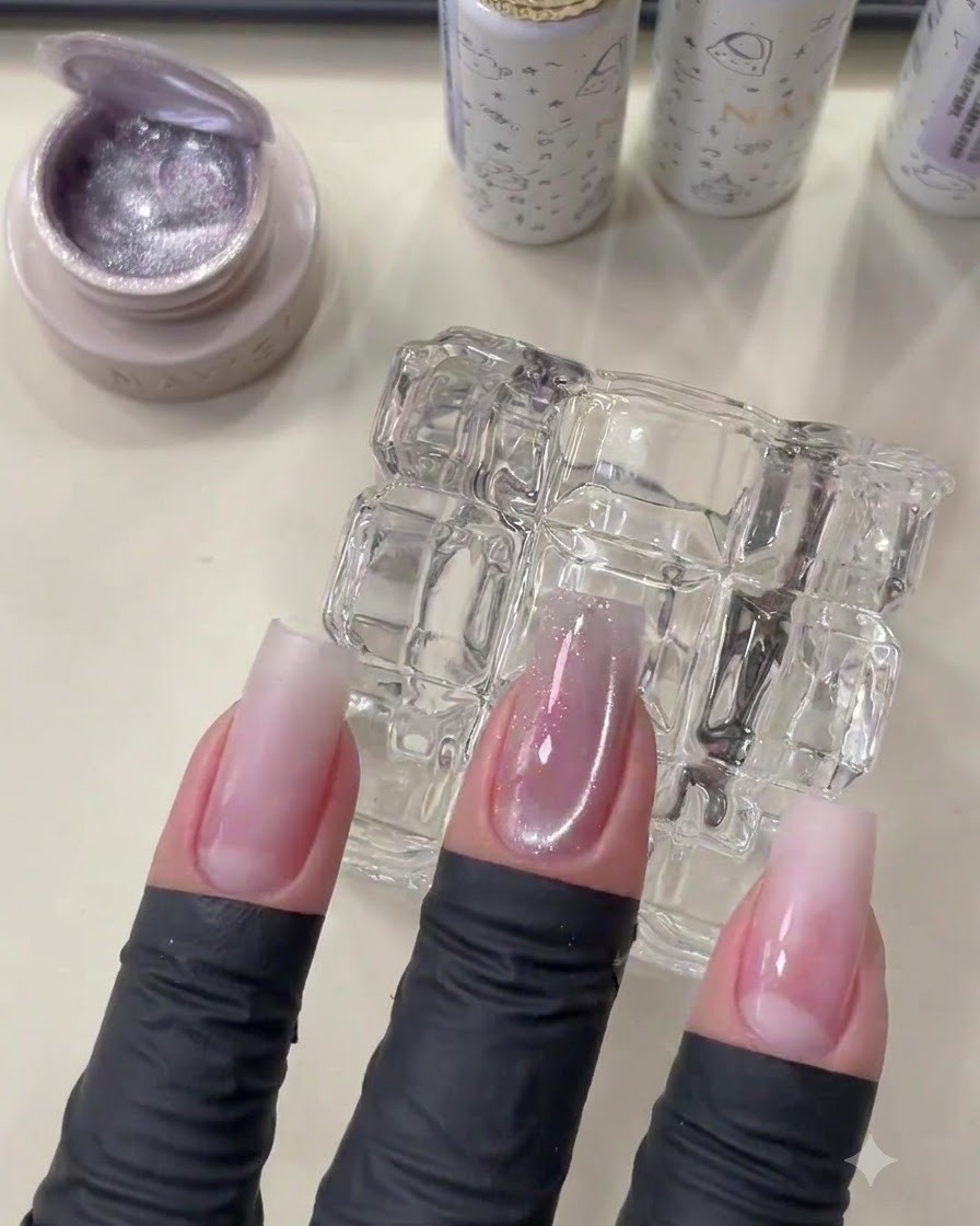 Eine manikürte Hand zeigt das ausgehärtete Cat-Eye-Gel mit einem sanften Glaseffekt-Schimmer.