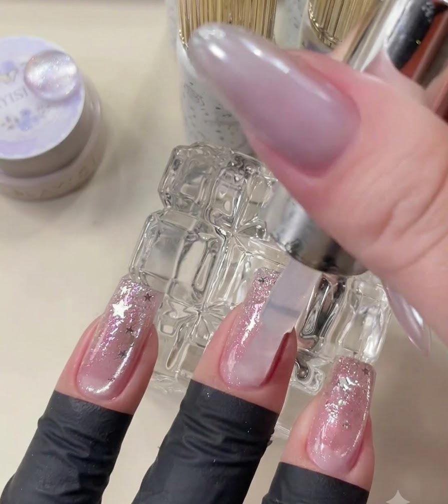 Ein Topcoat-Pinsel trägt klaren Gel-Überzug über fertige Nail-Art auf.