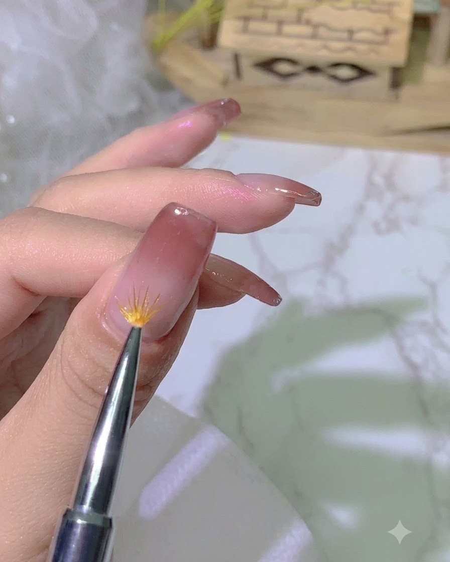 Ein spezieller Farbverlaufspinsel, der die Kante des Gel-Lacks auf der Nageloberfläche verblendet.