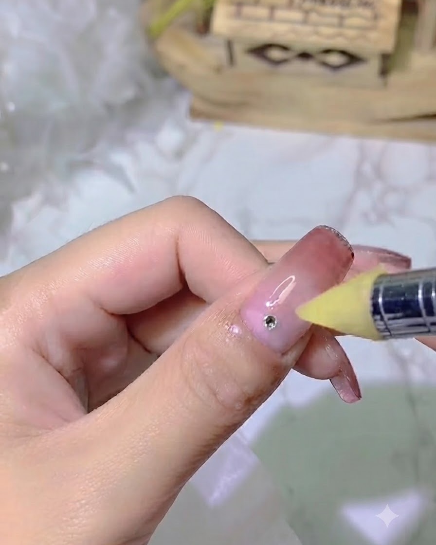 Ein Nagelwerkzeug, das einen präzisen Tropfen starken Klebegels auf einen Farbverlaufsnagel aufträgt.