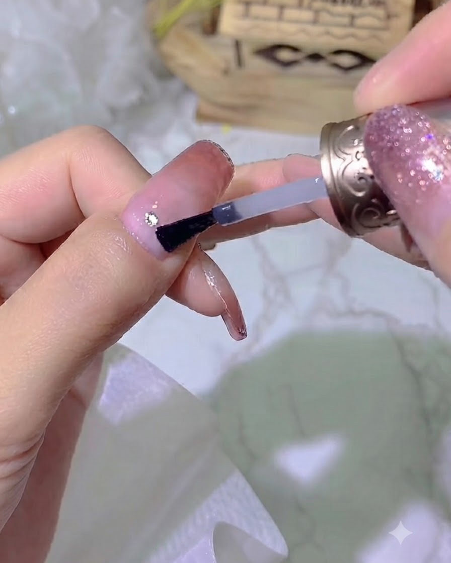 Eine Hand, die in einer professionellen UV-Nagellampe zum Aushärten positioniert ist.