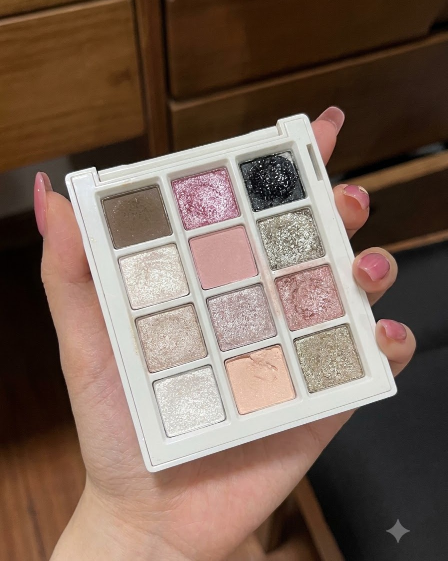 Eine Nahaufnahme einer Hand, die eine Mehrfach-Gelpalette mit verschiedenen Pastell- und Glitzerfarben hält.