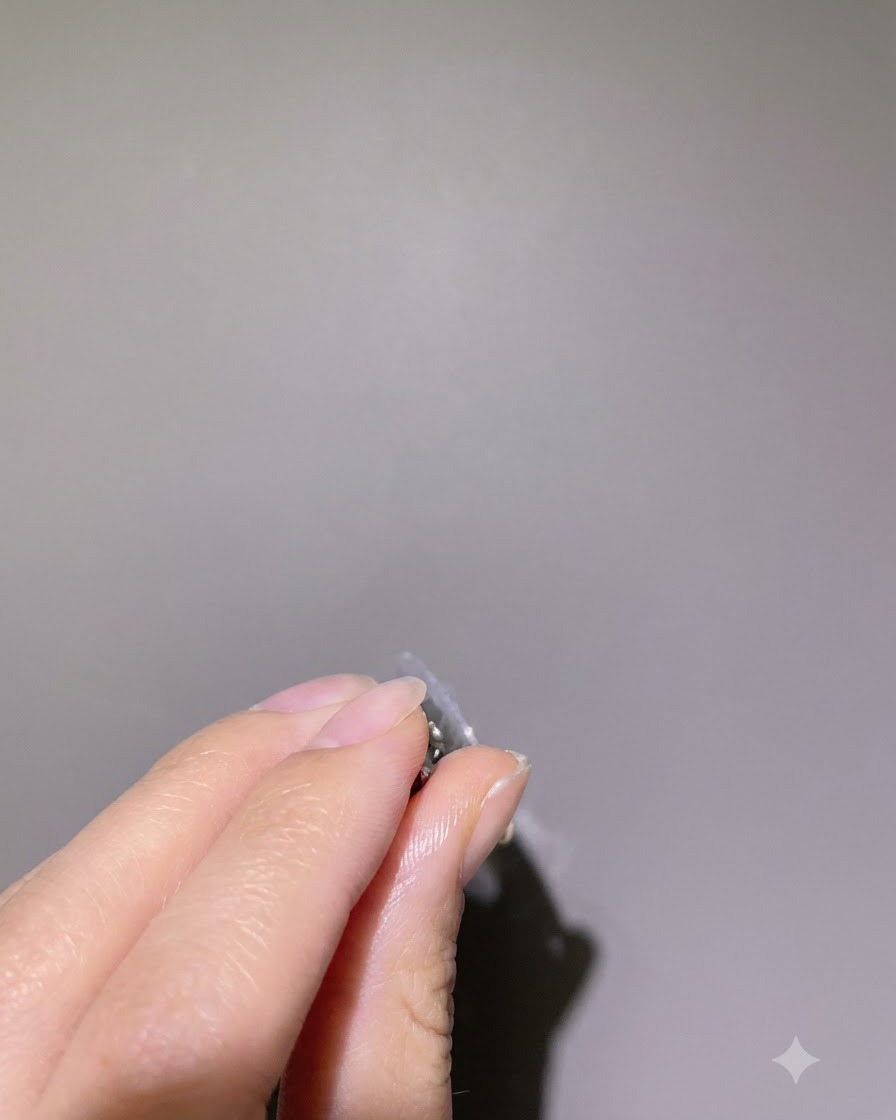 Eine Seitenprofilansicht eines Fingers, der auf den Kopf gehalten wird, während sich das klare Aufbau-Gel selbst nivelliert.
