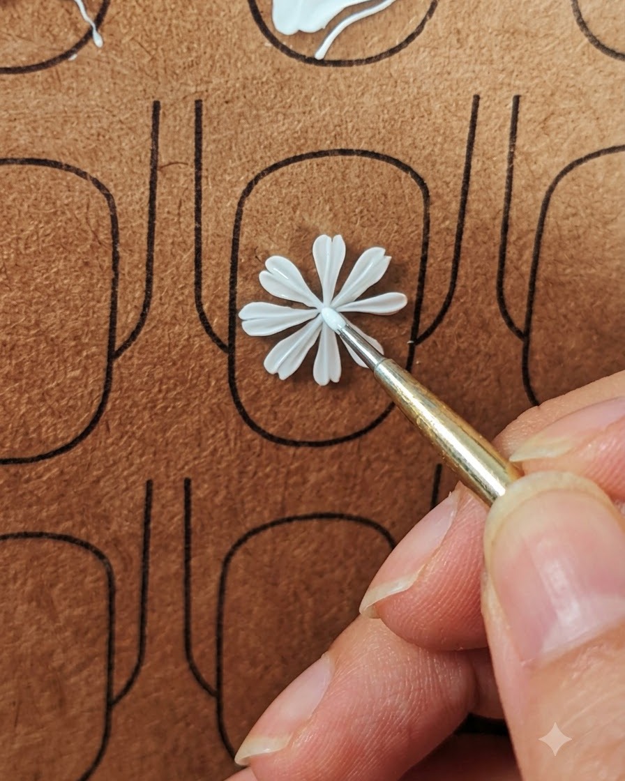 Ein Dotting-Tool platziert einen kleinen gelben Punkt in der Mitte der weiß bemalteten Gänseblümchen-Blütenblätter.