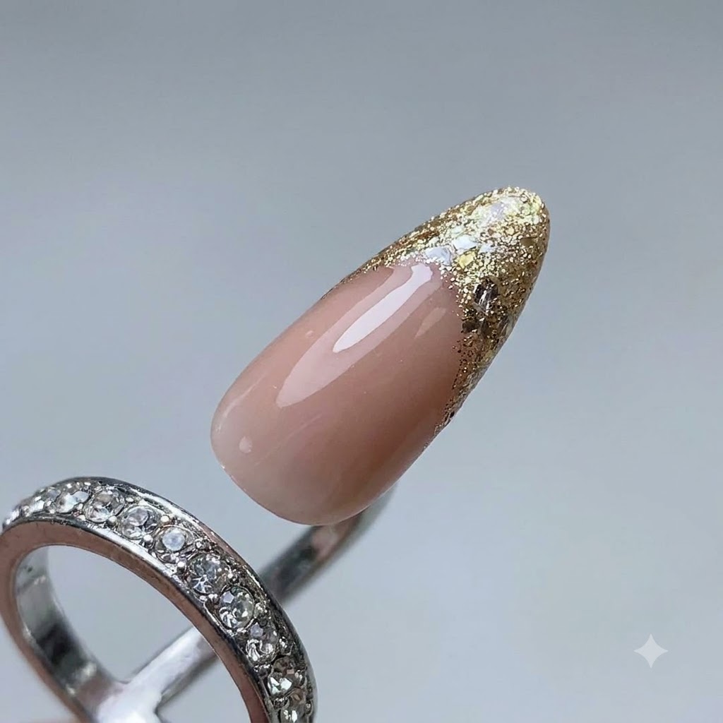 Eine Nahaufnahme eines Nagelpinsels trägt Platingel auf, um eine French-Tip-Leitlinie auf einem manikürten Nagel zu bilden.