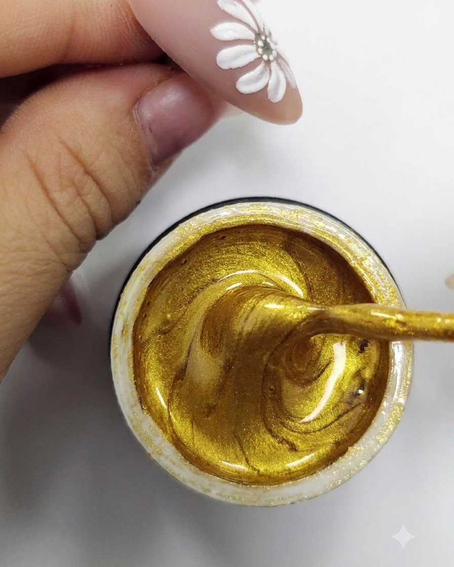 Ein feiner Liner-Pinsel nimmt leuchtendes Gold-Gel-Polish aus einem offenen Behälter auf.