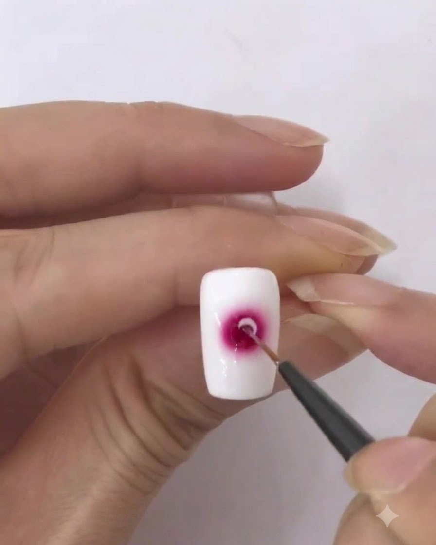 Ein feiner Liner-Pinsel, beladen mit einer kleinen Menge weißem Gel-Polish.