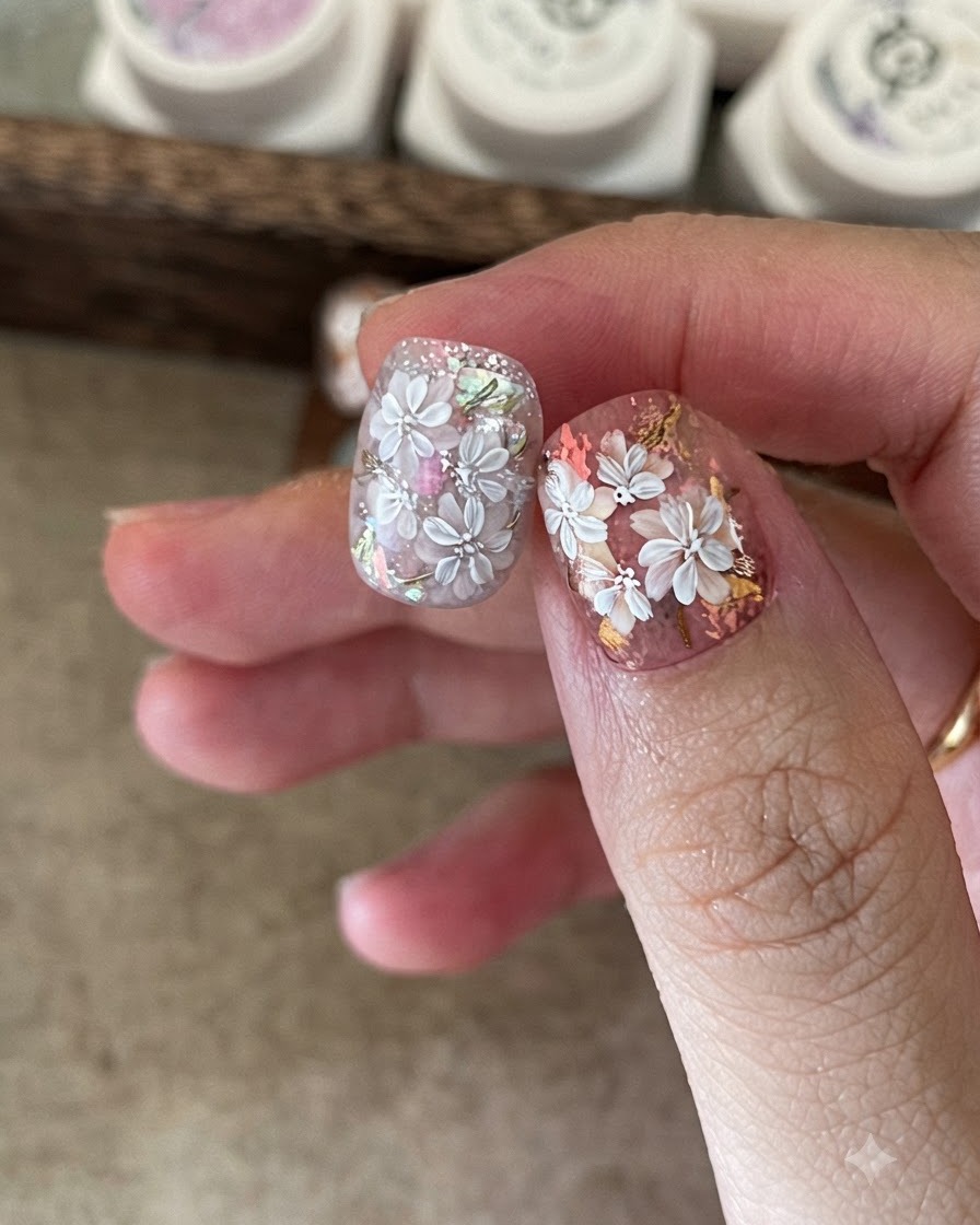 Auftragen eines klaren Unterlacks über das ausgehärtete Blooming-Gel-Design.