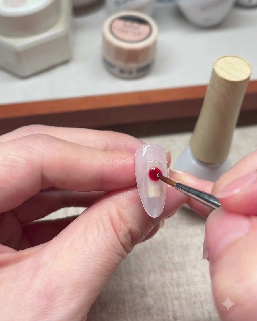 Ein feiner Liner-Pinsel taucht in weißen Gel-Lack ein.