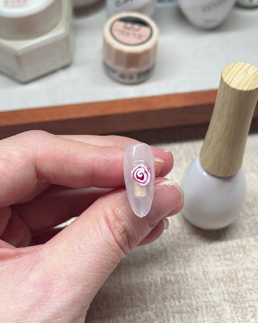 Ein fertiges Rot-Weiß-Blooming-Gel-Rosendesign auf einem Nagel.