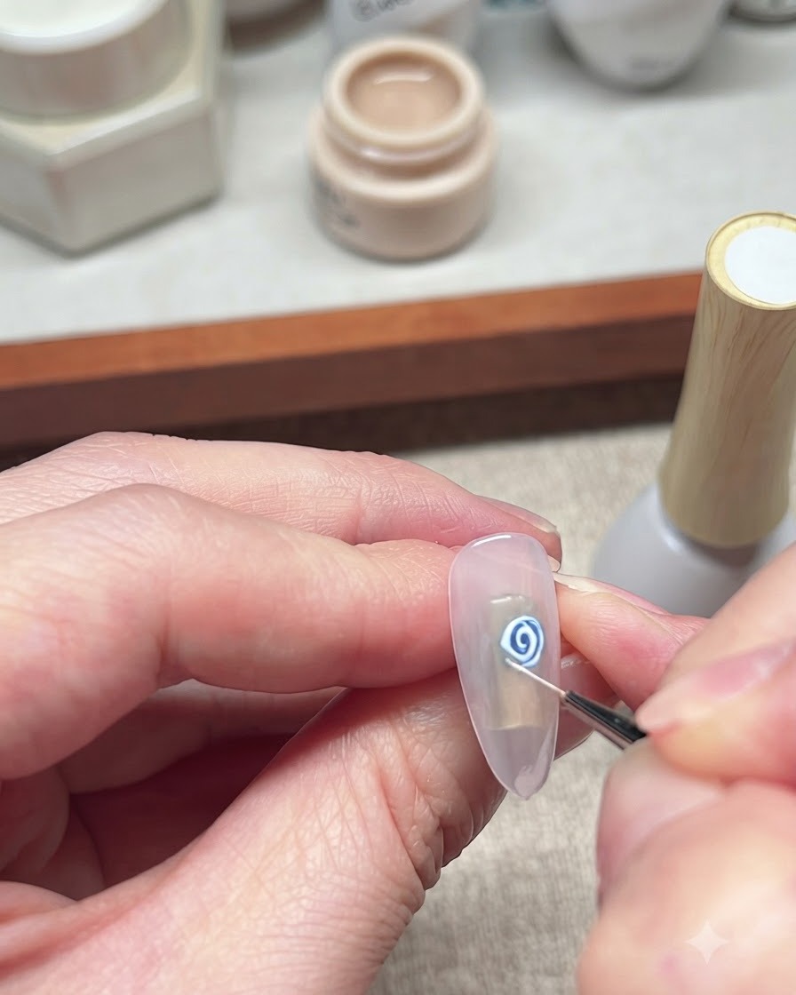 Nahaufnahme eines feinen Liner-Pinsels, der die weißen Blütenblätter der blauen Rosen-Nagelkunst detailreich verfeinert.
