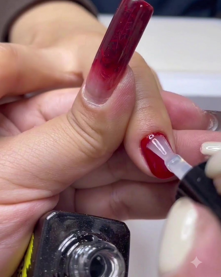 Eine Hand ruht in einer professionellen UV/LED-Nagelhärtungslampe.