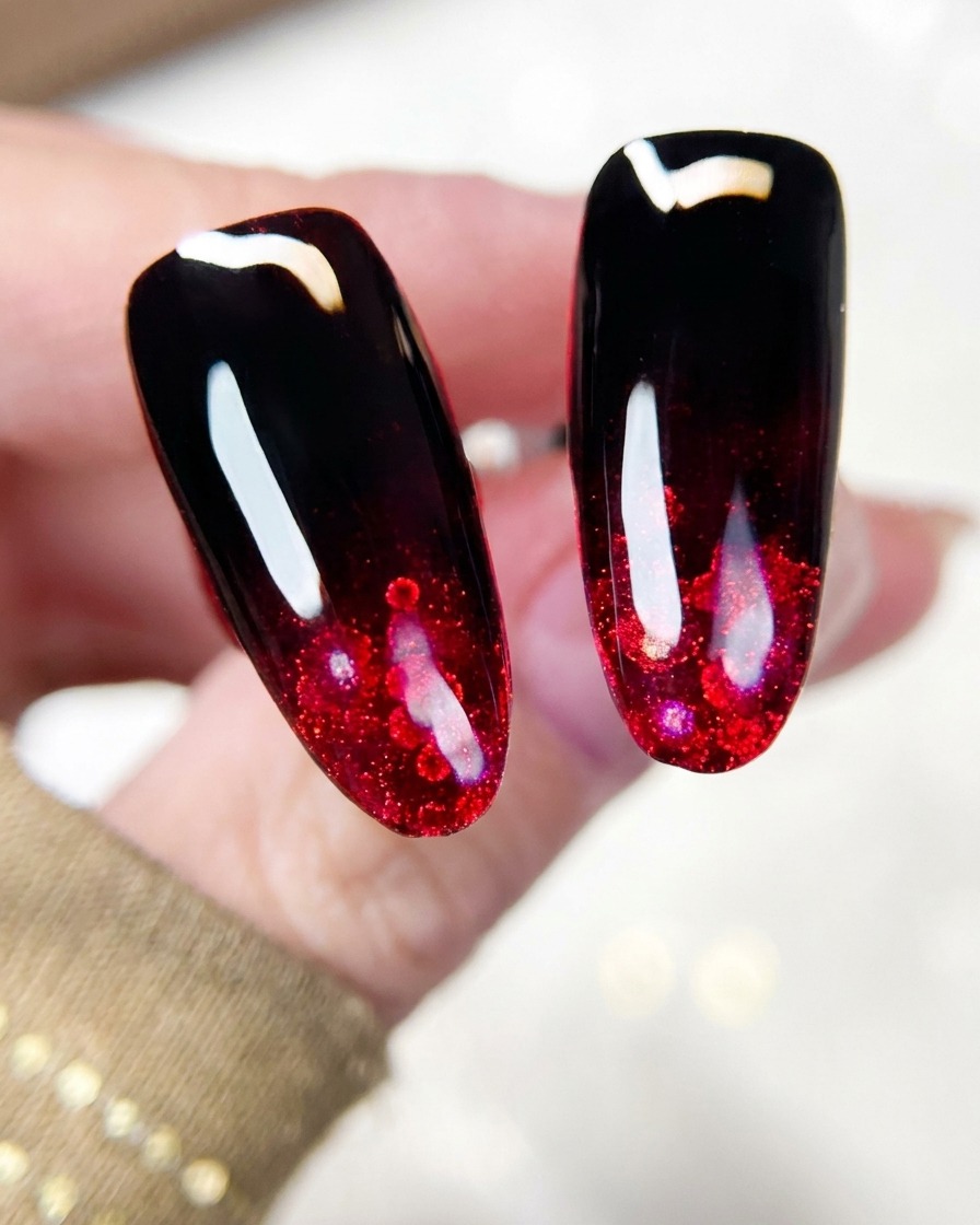 Ein Nail-Art-Pinsel nimmt rote holografische Glitterpartikel aus einem Tiegel auf.