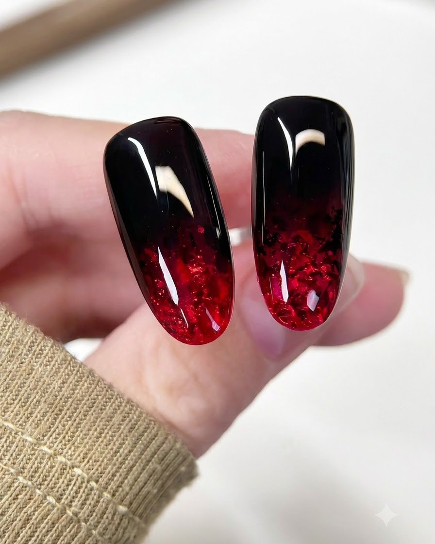 Ein Pinsel trägt eine klare, nivellierendegelschicht über das rote Glitterdesign auf dem Nagel auf.