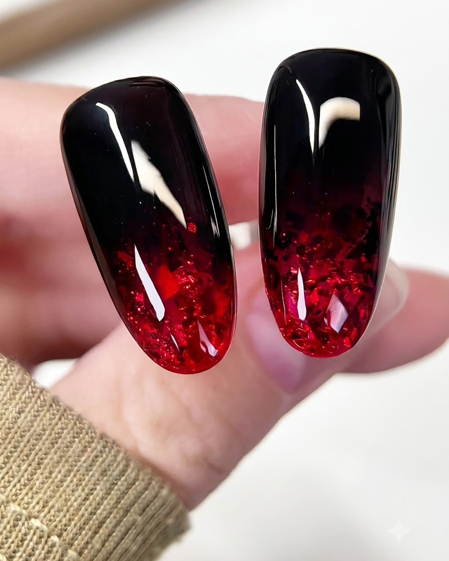 Ein Nagelpuffer glättet die Oberfläche eines glänzenden, eingekapselten Glitternagels.
